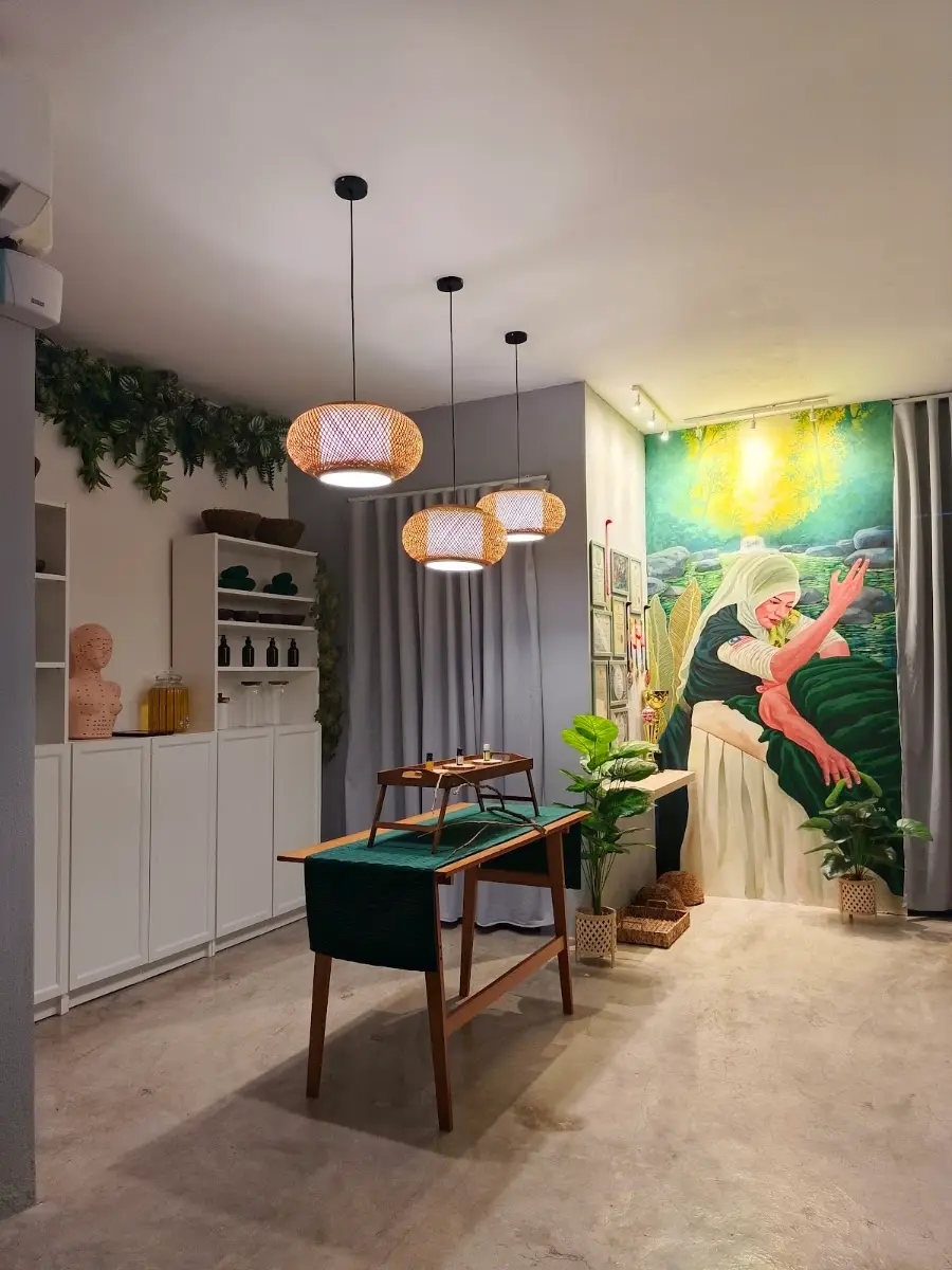 Ruang rawatan FIORA dengan mural wanita Melayu bertudung, lampu rotan dan dinding sijil