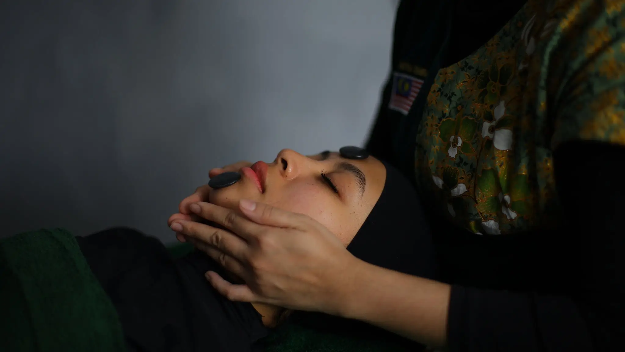 Rawatan wajah menggunakan batu panas di FIORA Holistic Wellness Spa, Kota Bharu